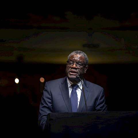 Dr. Mukwege kiertää ympäri maailmaa kertomassa naisten asemasta Kongossa. Tässä hän puhuu Haagissa Hollanissa marraskuussa 2018. Kuva: Mukwege Foundation / Jeppe Schilder.