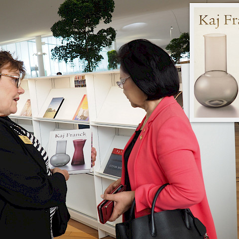 Suomi on tunnettu lasitaiteestaan.  Kuvassa PDG Helena Rahko esittelee kv-presidentin puolisolle Seung-Bok Yang´lle kirjaa lasitaiteilija Kaj Franck´n tuotannosta. @Antti Tuomikoski