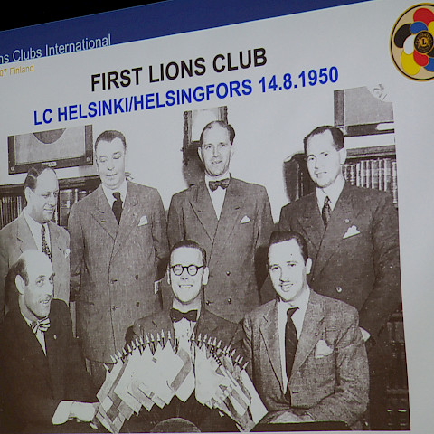 PID Harri Ala-Kulju esitteli Lions-liikkeen historiaa Suomessa.  Ensimmäinen klubi maassamme  LC Helsinki/Helsingfors  perustettiin 1950. @Antti Tuomikoski
