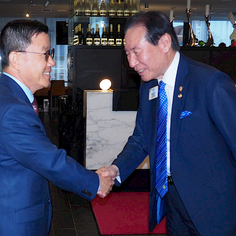Kv-presidentin tapaaminen Etelä-Korean suurlähettilään Keun Ho Jang´n kanssa. @Antti Tuomikoski