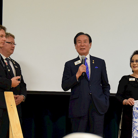 Kv-presidentti Jung-Yul Choi kiitti omasta ja puolisonsa puolesta saamastaan Leijonien vesiensuojelukampanjaa symboloivasta paketista.  Presidentin puolisolla on käsissään pakettiin kuuluva kampanjaa tukeva kaulaliina. @Teija Loponen