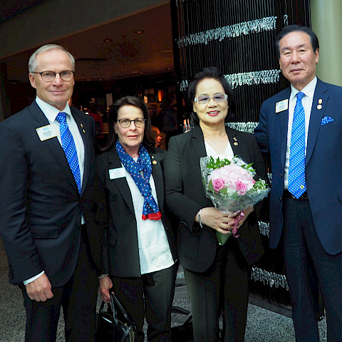 IP Jung-Yul Choi puolisoineen saapui Suomeen.  Heitä oli vastassa kansainvälinen johtaja ID Heimo Potinkara puolisoineen. @Antti Tuomikoski