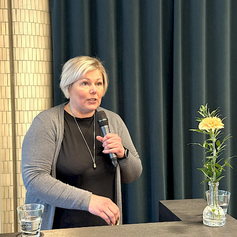Lastentautien erikoislääkärin, LT, Minna Aaltosen pääsanoma: Meidän tulee panostaa enemmän lasten ja aikuisten lähikontakteihin. Kännykkä ja ruutu vähemmälle. Unta ja aivojen ruudutonta aikaa on nykyisin liian vähän. Tämä on riski lasten ja nuorten terveydelle. Yhteisöllisyys on katoava voimavara, josta meidän tulee pitää kiinni. Lääketiede ei pysty niitä vaurioita korjaamaan.